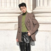 Cha Eun Woo menghadiri Paris Fashion Week 2025 sebagai global ambassador Saint Laurent. Bintang drama Korea True Beauty itu menunjukkan sisi barunya kepada penggemar, tampil berbalut turtleneck hijau dan coat berwarna coklat. Atasannya dipadukan dengan bawahan leather pants dan sepatu boots serasi setinggi pahanya. Foto: Getty Images