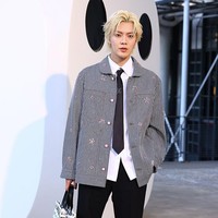Personel grup KPop NCT asal Jepang, Yuta tak kalah eksis, langganan hadir di peragaan busana Louis Vuitton. Yuta memakai jaket garis-garis dengan detail kancing dan bordiran berwarna pink yang dipadukan dengan celana berpotongan cutbray. Pelantun ‘Kick It’ itu juga menjinjing koleksi totebag LV berwarna monokrom. Foto: Getty Images
