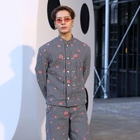 Jackson Wang GOT7 memakai tinted glasses, yang kembali menjadi tren tahun ini. Penampilannya mencuri atensi dalam balutan jaket berkerah cina dan bordiran merah ‘Vuitton’ yang menyerupai ornamen Cina. Ada detail bunga di bagian tengahnya. Foto: Getty Images