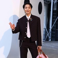 J-Hope BTS tampil standout saat tiba di peragaan busana Louis Vuitton. Personel grup KPop BTS itu mengenakan setelan jaket dan celana berwarna maroon. Tak lupa menambahkan sentuhan warna pink dari dasi dan tasnya sebagai fashion statement. Foto: Getty Images