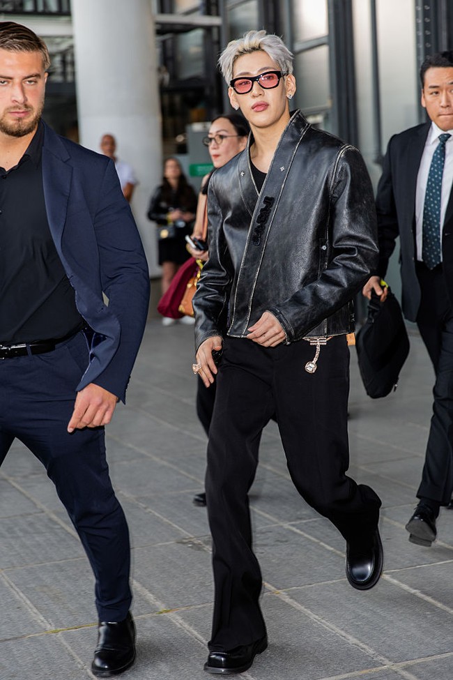 Berbeda dengan Jackson Wang, BamBam GOT7 tampil badass di peragaan busana Louis Vuitton, memakai outfit serba hitam. Jaket kulit yang dikenakannya memiliki potongan pendek dan menyerupai kimono. Foto: Getty Images