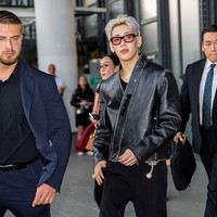 Berbeda dengan Jackson Wang, BamBam GOT7 tampil badass di peragaan busana Louis Vuitton, memakai outfit serba hitam. Jaket kulit yang dikenakannya memiliki potongan pendek dan menyerupai kimono. Foto: Getty Images