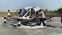 Rudy menjelaskan EHang 216 S mampu terbang sejauh maksimal 30 km dalam satu kali pengisian daya, dengan durasi penerbangan sekitar 25–30 menit. Oleh karena itu, konsep transportasi udara ini memang disiapkan untuk rute-rute pendek dalam kota, bukan antarkota. Foto: Ridwan Arifin