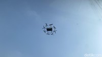 Dalam pengetesan kali ini, taksi terbang ini melakukan demo flight secara vertikal. Tidak berpindah satu titik ke titik lain. Namun pertama kalinya manusia menjadi penumpang. Foto: Ridwan Arifin