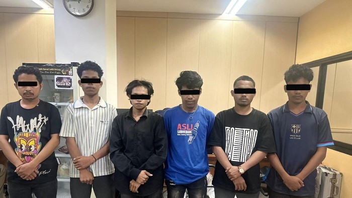 Enam mahasiswa jadi tersangka kasus demo anarkis depan kantor Kementerian Pemuda dan Olahraga (Kemenpora).