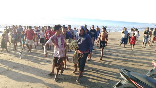 Evakuasi jenazah Abraham Baimnasi yang ditemukan meninggal di tepi Pantai Taenane, Desa Kolabe, Kecamatan Amfoang Barat Laut, Kabupaten Kupang, NTT, Selasa (24/6/2025). (Dok. Polsek Amfoang Utara)