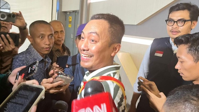 Warga negara Indonesia (WNI), Sulthon Fathoni (43), setelah evakuasi dari Iran di Terminal 3, Bandara Soekarno-Hatta, Tangerang, Banten, Selasa (24/6/2025).