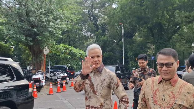 Ganjar Pranowo didampingi Ahmad Basarah menghadiri pernikahan putri Pramono Anung, Rabu (25/6/2025)