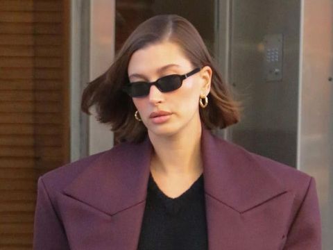 Gaya artis dengan model rambut bob ala tahun 90-an.