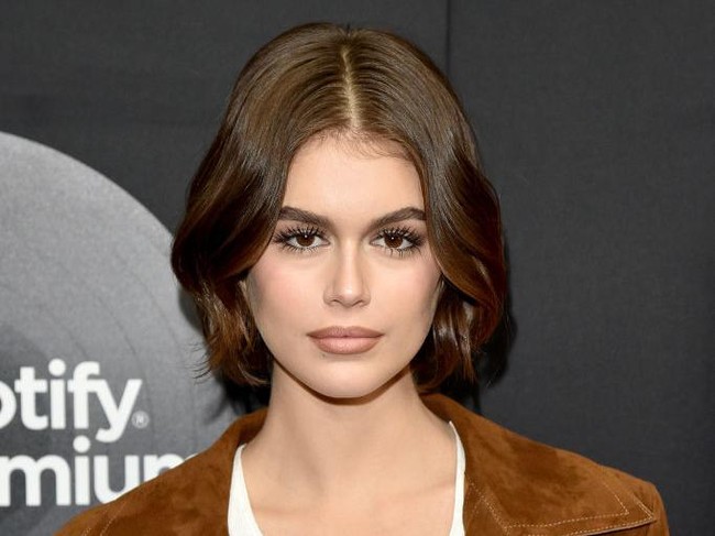 Gaya artis dengan model rambut bob ala tahun 90-an. Gaya artis dengan model rambut bob ala tahun 90-an.