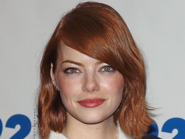 Gaya artis dengan model rambut bob ala tahun 90-an. Gaya artis dengan model rambut bob ala tahun 90-an.