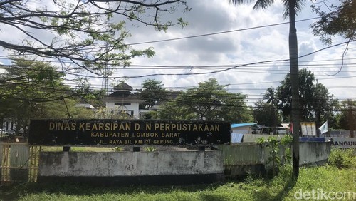 Gedung Dinas Kearsipan dan Perpustakaan Lombok Barat, Rabu (25/6/2025). (Foto: M Zahiruddin/detikBali)
