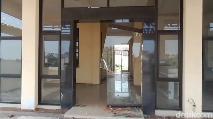 Gedung Mapolsek Panggungrejo Kota Pasuruan Dirusak