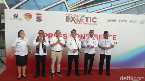 Gubernur NTT Melki Laka Lena didampingi Wagub NTT Johni Asadoma dan Kepala BI serta perwakilan Polda NTT saat konferensi pers terkait Kupang Exotic Festival 2025, Rabu (25/6/2025). (Foto: Simon Selly/detikBali)