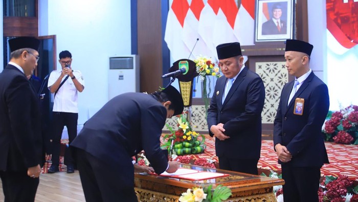 Gubernur Sumsel Herman Deru saat mengukuhkan Kepala Perwakilan BPKP Sumsel yang baru