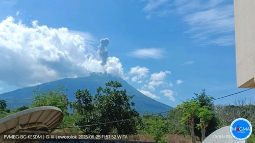 Gunung Ile Lewotolok di Lembata, NTT, meletus lagi, Rabu (25/6/2025). (Dok. PVMBG)