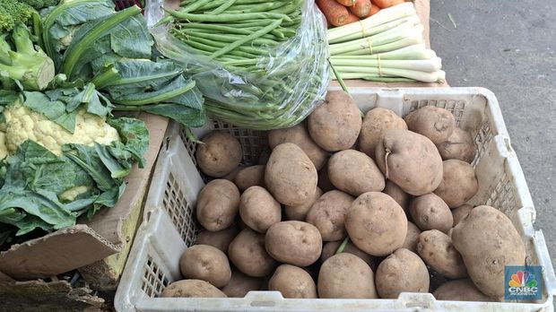 Harga beberapa sayuran di Pasar Kramat Jati, Jakarta Timur, Rabu (25/6/2025). (CNBC Indonesia/Chandra Dwi Pranata)