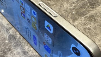 Honor 400 Lite dilengkapi dengan fitur AI Button yang dirancang untuk memberikan akses instan ke kamera dan Google Lens, mendukung pengalaman storytelling sehari-hari yang lebih efisien. H Foto: Adi Fida Rahman/detikINET