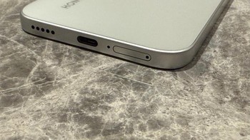 Sisi bawah Honor 400 Lite ada port USB-C dan slot SIM card. Foto: Adi Fida Rahman/detikINET