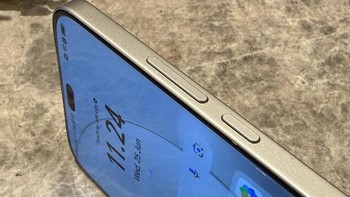 Sisi kanan terdapat tombol pengatiran power dan pengaturan volume. Foto: Adi Fida Rahman/detikINET