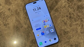 Honor 400 Lite hadir dengan bezel tipis, mengusung layar AMOLED berukuran 6,7 inch dengan resolusi Full HD+ (1080 x 2412 piksel) dan refresh rate 120Hz memberikan pengalaman visual yang mulus dan tajam. Layar ini juga mendukung kecerahan puncak hingga 3.500 nits, memastikan tampilan tetap jernih meski digunakan di bawah sinar matahari langsung. Foto: Adi Fida Rahman/detikINET