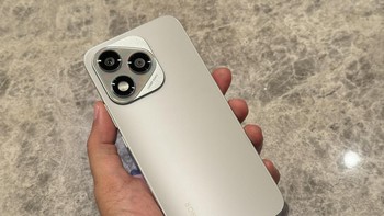 Honor 400 Lite ditenagai chipset MediaTek Dimensity 7025 Ultra (6 nm). Prosesor octa-core ini memiliki konfigurasi dua inti Cortex-A78 (2,5 GHz) dan enam inti Cortex-A55 (2,0 GHz), dipadukan dengan GPU IMG BXM-8-256 untuk performa grafis yang solid. Foto: Adi Fida Rahman/detikINET