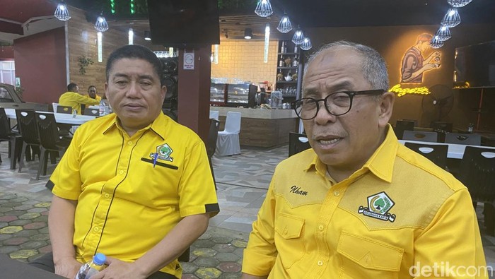 Ilham Arief Sirajuddin bersama Ketua Harian Partai Golkar Parepare, Kaharuddin Kadir.