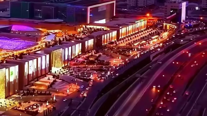 Iran Mall tampak atas pada malam hari.