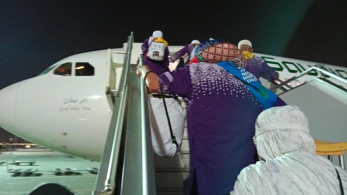 Jamaah haji kloter asal Banyuwangi menaiki pesawat dengan nomor penerbangan SA 5440 dari Bandara Jeddah.
