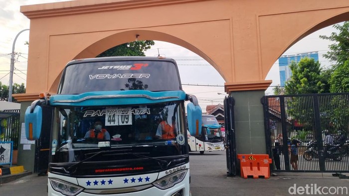 Jemaag haji kloter 44 asal Banyuwangi tiba di Asrama Haji Debarkasi Surabaya.