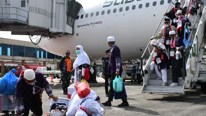 Jemaah haji debarkasi Palembang tiba di Bandara SMB II Palembang.