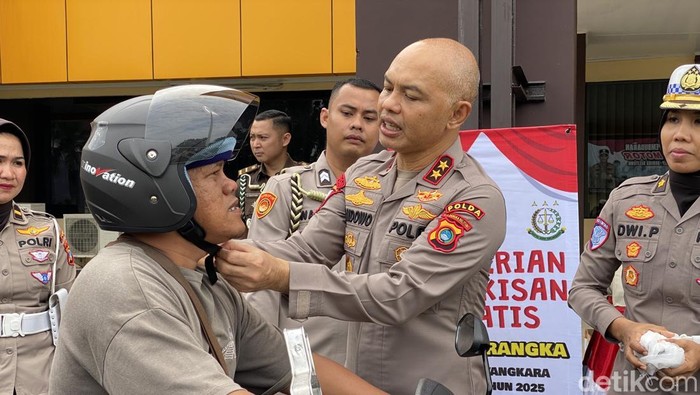 Kapolda Babel Irjen Hendro Pandowo membagikan helm ke pengendara.