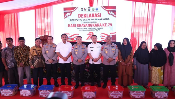 Kapolda Riau Irjen Herry Heryawan menghadiri deklarasi Kampung Bebas Narkoba di Kampung Dalam, Kecamatan Senapelan, Kota Pekanbaru, pada Rabu (25/6/2025).
