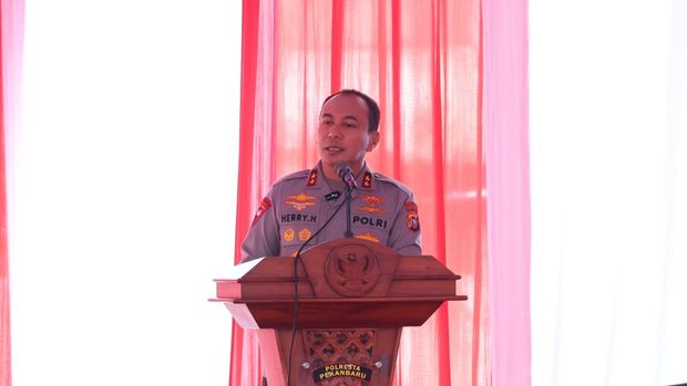 Kapolda Riau Irjen Herry Heryawan menghadiri deklarasi Kampung Bebas Narkoba di Kampung Dalam, Kecamatan Senapelan, Kota Pekanbaru, pada Rabu (25/6/2025).