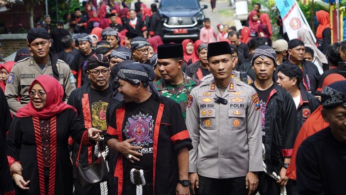 Kapolres Ponorogo dalam kegiatan ziarah makam menyambut Grebeg Suro.