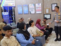 Kapolres Trenggalek Bagikan Gantungan Kunci Edukatif, Ajak Tertib Lalin