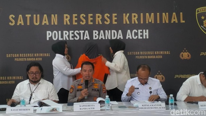 Kapolresta Banda Aceh Kombes Joko Heri Purwono memberikan keterangan terkait hasil pemeriksaan tersangka RH dalam konferensi pers di Mapolresta Banda Aceh (Agus Setyadi/detikcom)