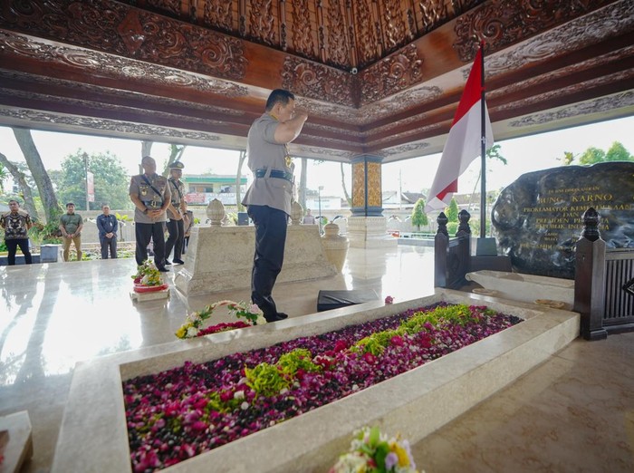 Kapolri bersama Pati Polri dan Gubernur Jatim Ziarah ke Makam Bung Karno di Blitar, Jawa Timur