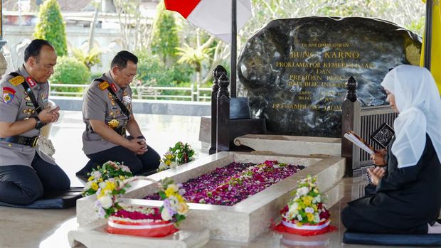 Kapolri bersama Pati Polri dan Gubernur Jatim Ziarah ke Makam Bung Karno di Blitar, Jawa Timur