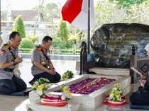 Momen Kapolri Ziarah ke Makam Bung Karno, Bapak Proklamator RI