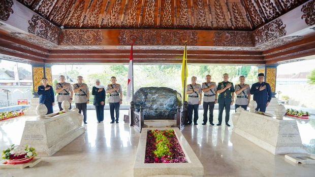 Kapolri bersama Pati Polri dan Gubernur Jatim Ziarah ke Makam Bung Karno di Blitar, Jawa Timur
