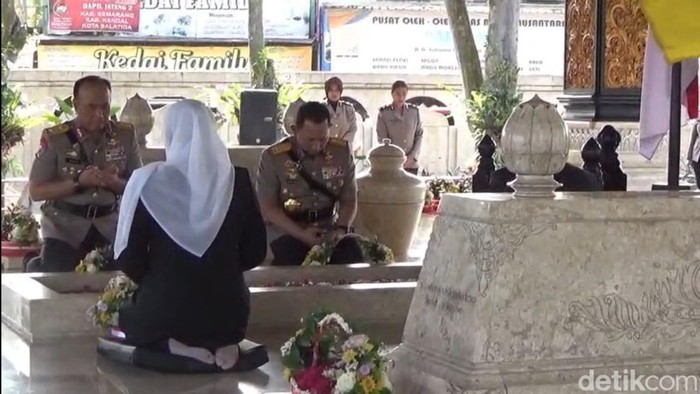 Kapolri Jenderal Listyo Sigit Prabowo berziarah di Makam Bung Karno, Blitar.
