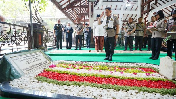 Kapolri Jenderal Listyo Sigit Prabowo melakukan ziarah ke makam Presiden ke-4 RI KH Abdurrahman Wahid di Pondok Pesantren Tebuireng, Jombang, Jawa Timur. (dok Polri)
