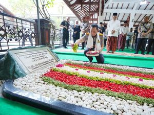 Rangkaian Hari Bhayangkara Ke-79, Kapolri Lanjutkan Ziarah ke Makam Gus Dur