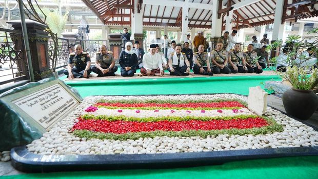 Kapolri Jenderal Listyo Sigit Prabowo melakukan ziarah ke makam Presiden ke-4 RI KH Abdurrahman Wahid di Pondok Pesantren Tebuireng, Jombang, Jawa Timur. (dok Polri)