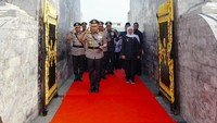Jenderal Sigit bersama rombongan tiba di makam Bung Karno, sekitar pukul 15.00 WIB, Rabu (25/6/2025). Terlihat juga Gubernur Jawa Timur Khofifah Indar Prawansa mendampingi Kapolri.