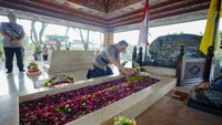 Jenderal Sigit sempat berdoa sejenak di makam itu kemudian menaburkan bunga di makam Bung Karno.