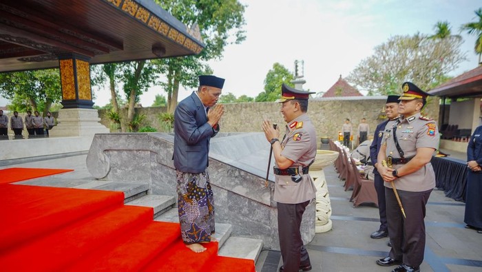 Kapolri Ziarah di Makam Bung Karno Kapolri Ziarah di Makam Bung Karno di Blitar, Jawa Timur