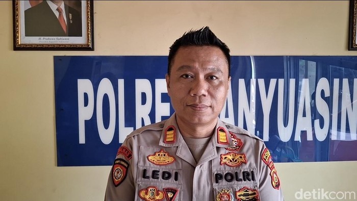 Kapolsek Rambutan AKP Ledi saat memberikan keterangan terkait kasus ayah rantai anaknya
