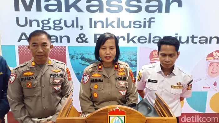 Kasubdit Kamsel Ditlantas Polda Sulsel, Kompol Mariana Taruk Rante (tengah) jumpa pers usai koordinasi dengan Wali Kota Makassar, Munafri Arifuddin di Balaikota.